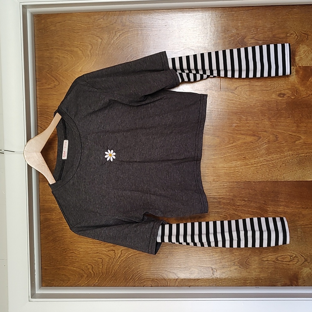 Romwe gray cropped daisy top with long striped black and white sleeves